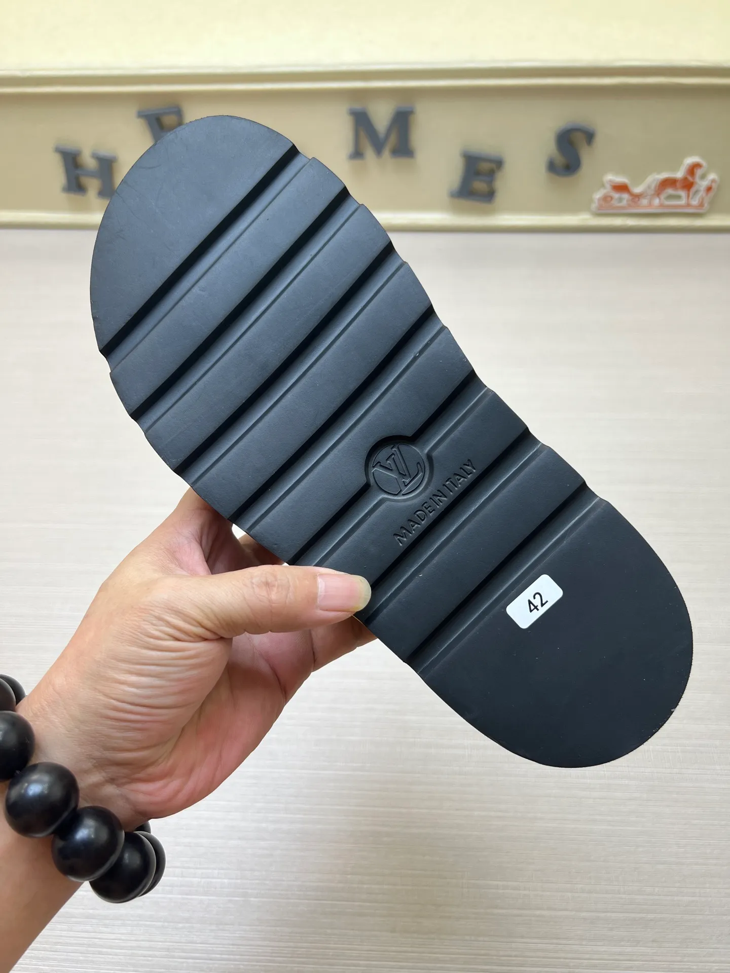 Factory price: 360💰【LOUIS VUITTON】Louis Vuitton, LV printing, men's and women's slippers are on the market, drawer box packaging with cloth bag, card, the upper pattern looks very soft and waxy, super versatile leg slimming artifact. Fabric: imported denim/canvas/old fabric, LV hardware LOGO, official website pattern printing, comfortable to wear, foot pads: high elastic men's shoes💰U water table. Sole: foam sole, heel height: about 5cm. Code number: 35-46, 35, 45, 46 are custom-made and non-returnable. Color: multiple colors and styles available.